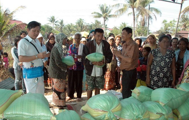 Vietnamitas en Camboya apoyan a familias con dificultades económicas ảnh 1 Vietnamitas en Camboya apoyan a familias con dificultades económicas ảnh 1