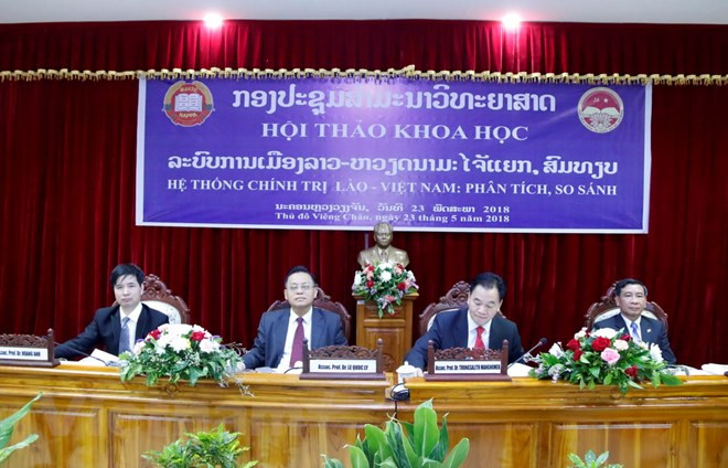 Expertos vietnamitas y laosianos intercambian respectivas sobre sistema político en ambos países ảnh 1