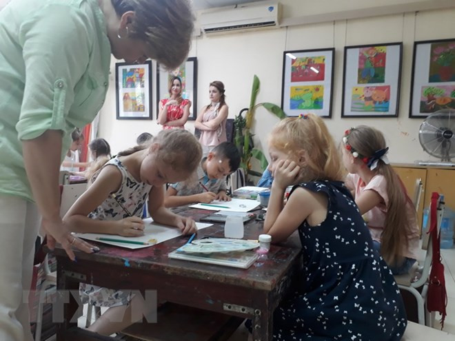 Niños vietnamitas y extranjeros pintan a Hanoi, ciudad de paz ảnh 1 Niños vietnamitas y extranjeros pintan a Hanoi, ciudad de paz ảnh 1