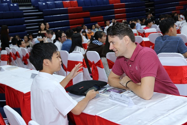 Empresarios y estudiantes vietnamitas intercambian sobre los libros favoritos ảnh 1 Empresarios y estudiantes vietnamitas intercambian sobre los libros favoritos ảnh 1