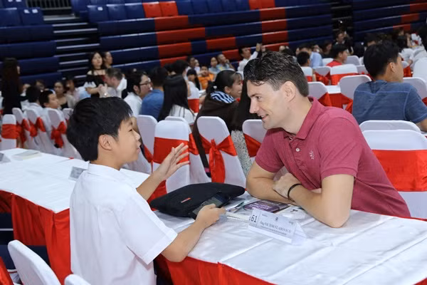 Empresarios y estudiantes vietnamitas intercambian sobre los libros favoritos ảnh 1