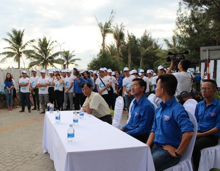 Lanzan campaña playa limpia en provincia vietnamita ảnh 1 Lanzan campaña playa limpia en provincia vietnamita ảnh 1