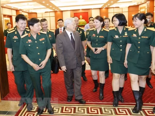 Máximo dirigente político de Vietnam dialoga con sindicalistas del Ejército ảnh 1