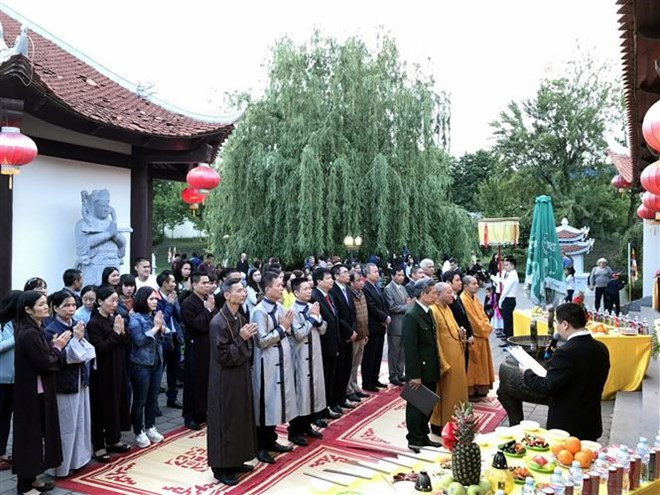 Comunidad de vietnamitas en Ucrania rinde homenaje a mártires nacionales ảnh 1 Comunidad de vietnamitas en Ucrania rinde homenaje a mártires nacionales ảnh 1