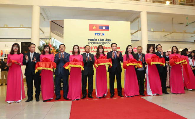 VNA inaugura exposición fotográfica sobre relaciones especiales Vietnam- Laos ảnh 1 VNA inaugura exposición fotográfica sobre relaciones especiales Vietnam- Laos ảnh 1