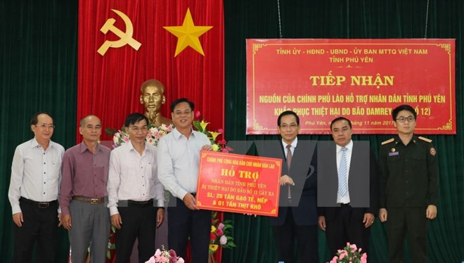 Laos asiste a localidad vietnamita en recuperación de secuelas de tifón Damrey ảnh 1 Laos asiste a localidad vietnamita en recuperación de secuelas de tifón Damrey ảnh 1