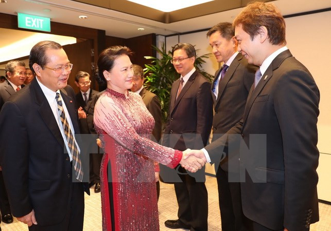Presidenta del Parlamento vietnamita dialoga con representantes de empresas singapurenses ảnh 1 Presidenta del Parlamento vietnamita dialoga con representantes de empresas singapurenses ảnh 1