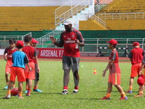 Exfutbolista del club inglés Arsenal se impresiona ante jugadores juveniles vietnamitas ảnh 1 Exfutbolista del club inglés Arsenal se impresiona ante jugadores juveniles vietnamitas ảnh 1