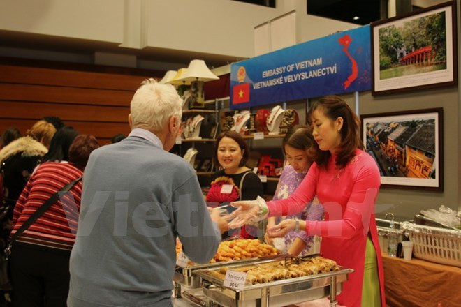  Vietnam contribuye a garantizar éxito de Navideña Feria Internacional 2017 en Praga ảnh 1