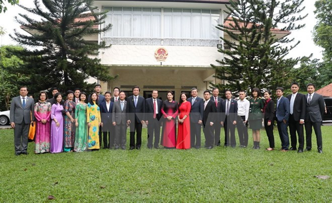 Presidenta de Parlamento de Vietnam se reúne con comunidad coterránea en Singapur ảnh 1 Presidenta de Parlamento de Vietnam se reúne con comunidad coterránea en Singapur ảnh 1