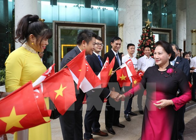 Presidenta del Parlamento vietnamita parte de Hanoi para iniciar visita oficial a Singapur y Australia ảnh 1 Presidenta del Parlamento vietnamita parte de Hanoi para iniciar visita oficial a Singapur y Australia ảnh 1