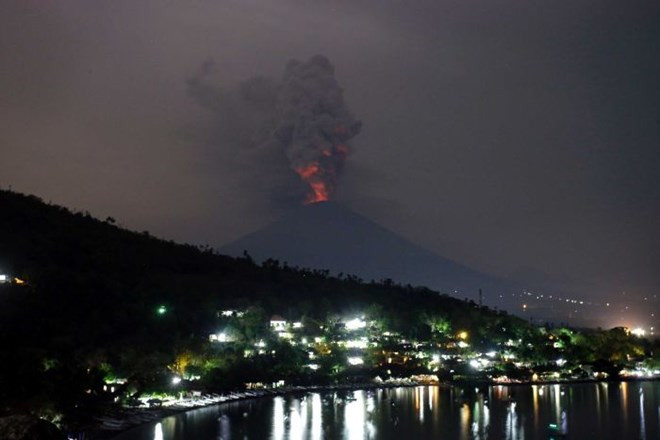 Indonesia: Prolongan tiempo de cierre de aeropuertos en Bali ante posible erupción volcánica ảnh 1
