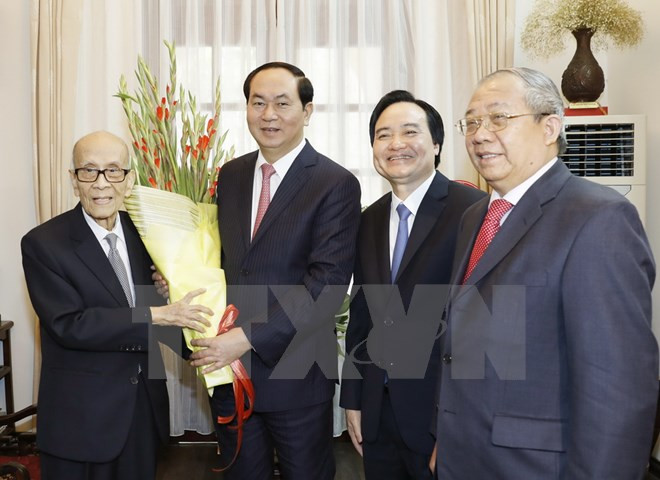 Presidente de Vietnam felicita a veteranos profesores en Día Nacional del Maestro ảnh 1 Presidente de Vietnam felicita a veteranos profesores en Día Nacional del Maestro ảnh 1