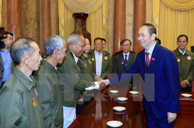 Presidente Dai Quang recibe a laosianos con contribuciones a revolución vietnamita ảnh 1 Presidente Dai Quang recibe a laosianos con contribuciones a revolución vietnamita ảnh 1