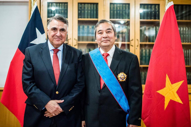 Chile entrega Orden al Mérito Gran Cruz al embajador vietnamita ảnh 1 Chile entrega Orden al Mérito Gran Cruz al embajador vietnamita ảnh 1