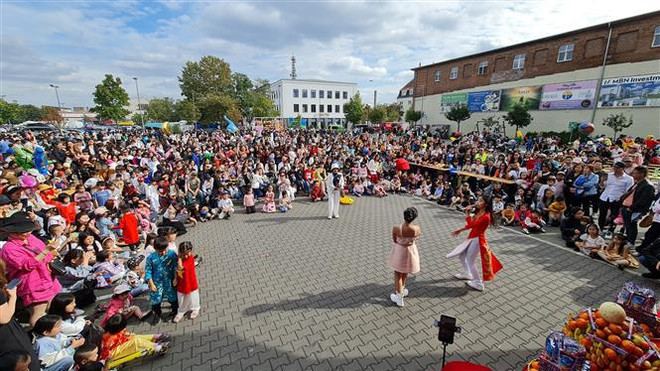 Festivales de Medio Otoño para niños vietnamitas en Francia y Alemania ảnh 2 Festivales de Medio Otoño para niños vietnamitas en Francia y Alemania ảnh 2