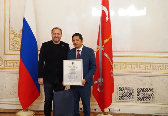 San Petersburgo honra a personas con aportes a la amistad entre Rusia y Vietnam ảnh 1 San Petersburgo honra a personas con aportes a la amistad entre Rusia y Vietnam ảnh 1