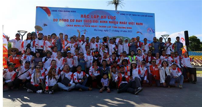 Contemplan belleza de la Bahía de Ha Long con parapente ảnh 2 Contemplan belleza de la Bahía de Ha Long con parapente ảnh 2