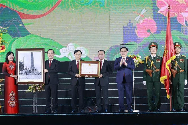 Presidente del Parlamento asiste a ceremonia por 60º aniversario de la ciudad de Vinh ảnh 1 Presidente del Parlamento asiste a ceremonia por 60º aniversario de la ciudad de Vinh ảnh 1