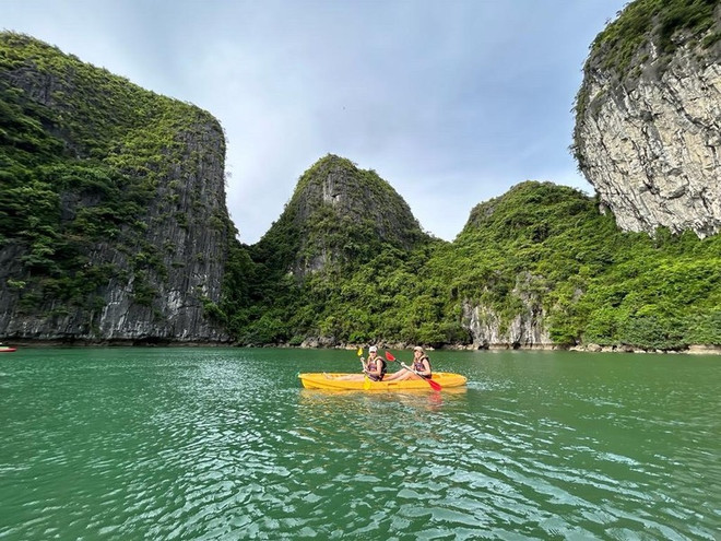 Bahía de Ha Long, destino favorito de turistas españoles ảnh 1