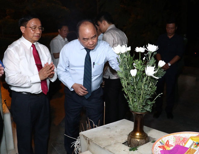 [Fotos] Premier Xuan Phuc rinde tributo a voluntarias caídas en encrucijada de Dong Loc ảnh 3