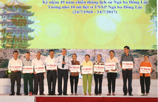 [Fotos] Premier Xuan Phuc rinde tributo a voluntarias caídas en encrucijada de Dong Loc ảnh 2