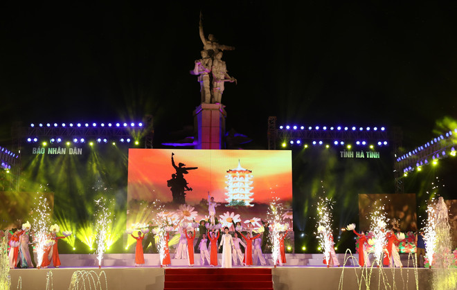 [Fotos] Premier Xuan Phuc rinde tributo a voluntarias caídas en encrucijada de Dong Loc ảnh 1