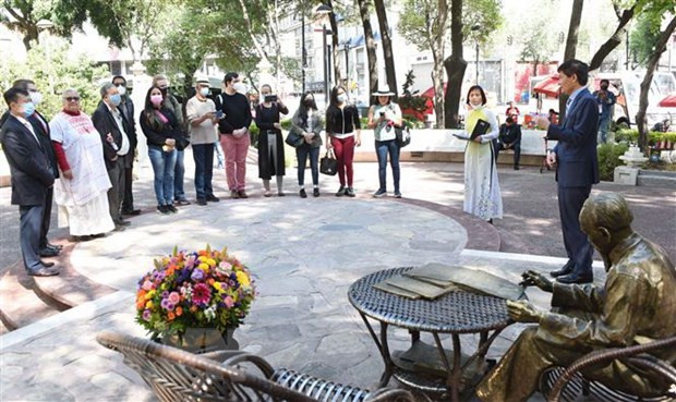 Políticos latinoamericanos rinden homenaje al Presidente Ho Chi Minh ảnh 1 Políticos latinoamericanos rinden homenaje al Presidente Ho Chi Minh ảnh 1