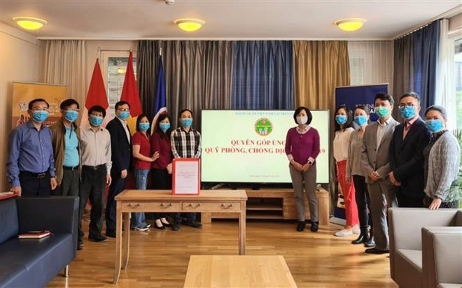 Vietnamitas en Suiza realizan donativos para lucha contra COVID-19 ảnh 1 Vietnamitas en Suiza realizan donativos para lucha contra COVID-19 ảnh 1