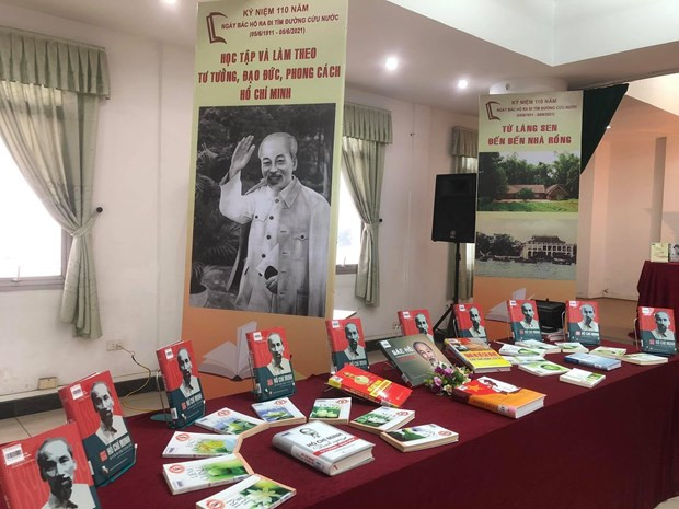 Exhiben libros y periódicos sobre Presidente Ho Chi Minh ảnh 1 Exhiben libros y periódicos sobre Presidente Ho Chi Minh ảnh 1