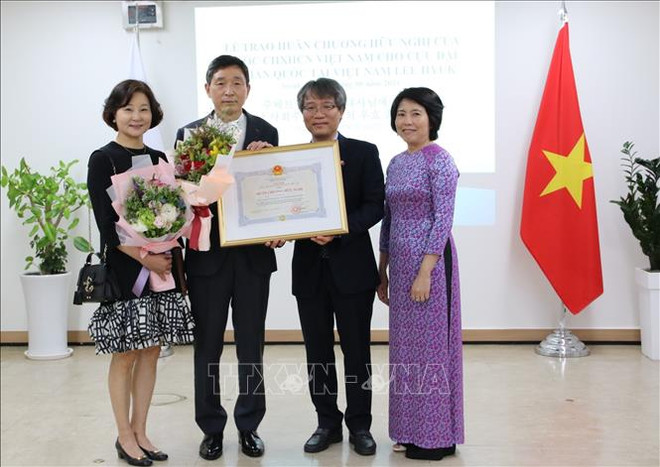 Otorgan medalla de amistad a exembajador surcoreano en Vietnam ảnh 1 Otorgan medalla de amistad a exembajador surcoreano en Vietnam ảnh 1