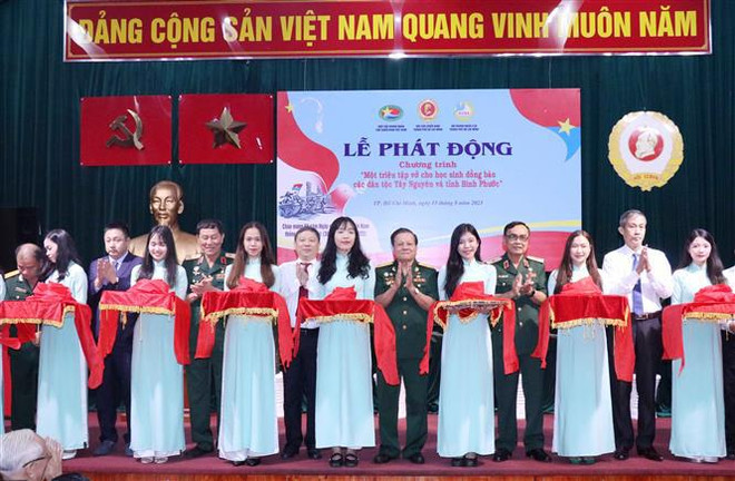 Lanzan programa de cuadernos para estudiantes de grupos étnicos ảnh 1