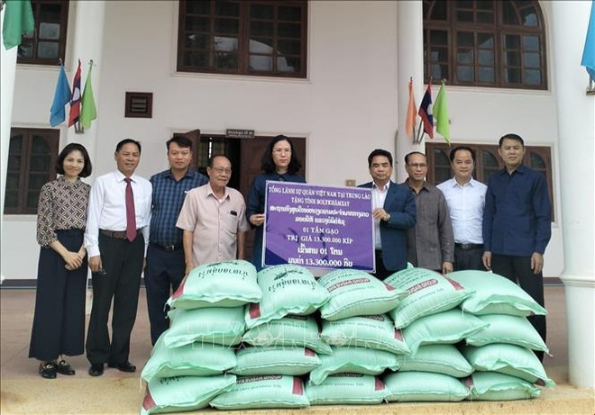 Consulado General de Vietnam apoya a personas afectadas por inundaciones en Laos ảnh 1
