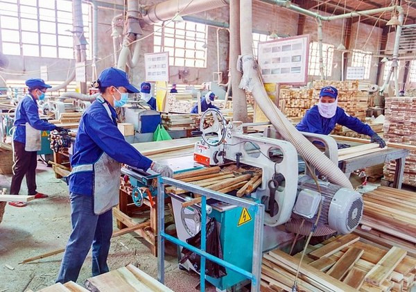 Productores vietnamitas de muebles madereros impulsan promoción comercial ảnh 1