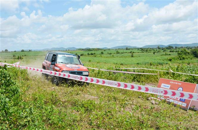 Inauguran Torneo de autos todoterreno en provincia altiplana de Dak Lak ảnh 1 Inauguran Torneo de autos todoterreno en provincia altiplana de Dak Lak ảnh 1