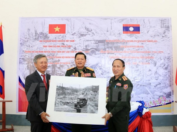 Embajada vietnamita regala valiosos fotos y mapas al museo militar laosiano ảnh 1 Embajada vietnamita regala valiosos fotos y mapas al museo militar laosiano ảnh 1