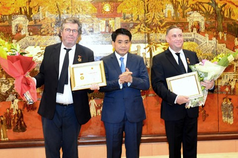Hanoi reconoce aportes de ciudadanos franceses al desarrollo capitalino ảnh 1 Hanoi reconoce aportes de ciudadanos franceses al desarrollo capitalino ảnh 1