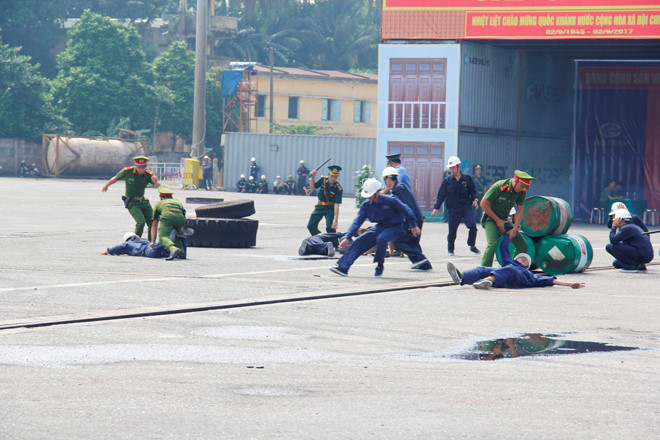 Vietnam realiza simulacro contra terrorismo para garantizar seguridad de APEC 2017 ảnh 1