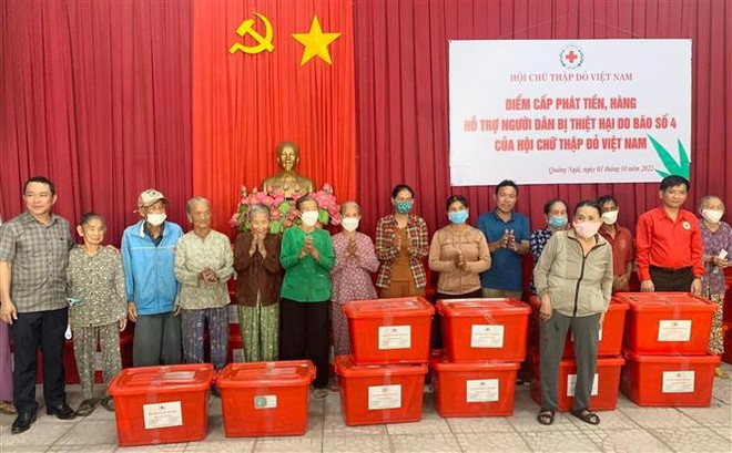 Ofrecen ayuda a pobres afectados por tormenta Noru en provincia de Quang Ngai ảnh 1 Ofrecen ayuda a pobres afectados por tormenta Noru en provincia de Quang Ngai ảnh 1