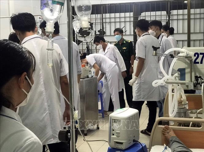 Trasladan a tripulantes chinos en estado crítico a provincia vietnamita para atención médica ảnh 1 Trasladan a tripulantes chinos en estado crítico a provincia vietnamita para atención médica ảnh 1