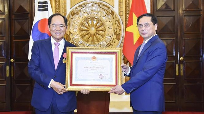 Vietnam entrega Medalla de la Amistad al embajador de Corea del Sur ảnh 1