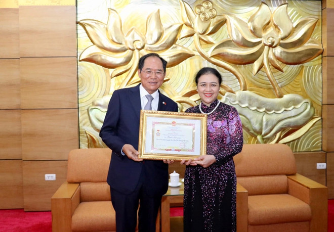 Embajador surcoreano recibe distinción vietnamita por sus aportes a nexos bilaterales ảnh 1 Embajador surcoreano recibe distinción vietnamita por sus aportes a nexos bilaterales ảnh 1