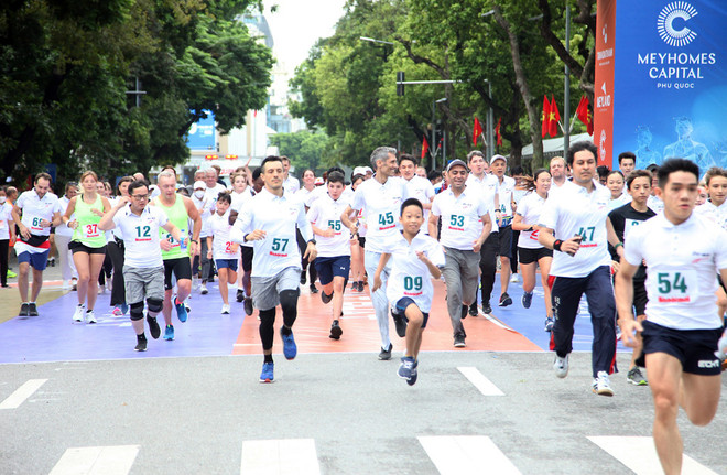 Nutrida participación en maratón por la paz en Hanoi ảnh 1