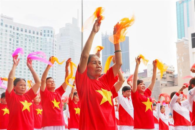 Tres mil vietnamitas de edad avanzada participan en espectáculo de gimnasio y yoga ảnh 1 Tres mil vietnamitas de edad avanzada participan en espectáculo de gimnasio y yoga ảnh 1