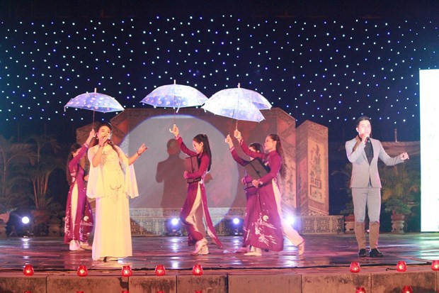 Efectúan programa artístico "Colores de otoño" en ciudad vietnamita de Hue ảnh 1 Efectúan programa artístico "Colores de otoño" en ciudad vietnamita de Hue ảnh 1