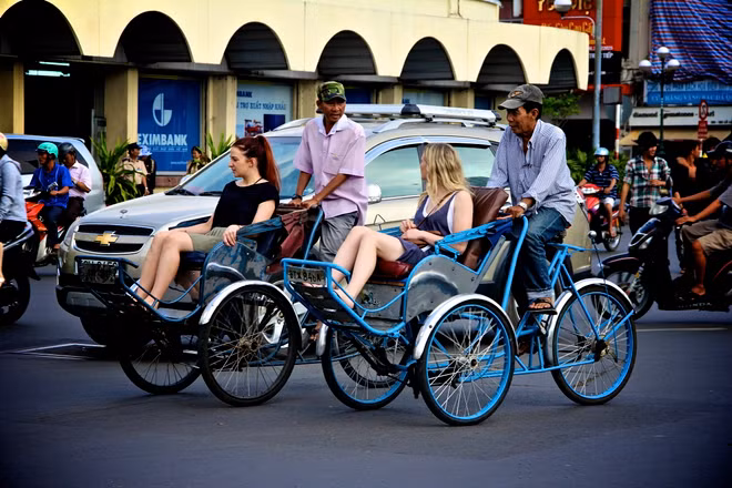 Visitantes exploran Hanoi en triciclos ảnh 1 Visitantes exploran Hanoi en triciclos ảnh 1