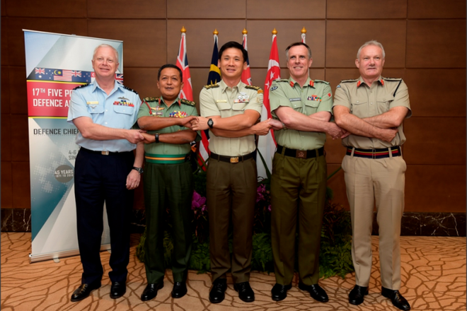 Jefes de defensa de FPDA abordan temas de cooperación en Singapur ảnh 1