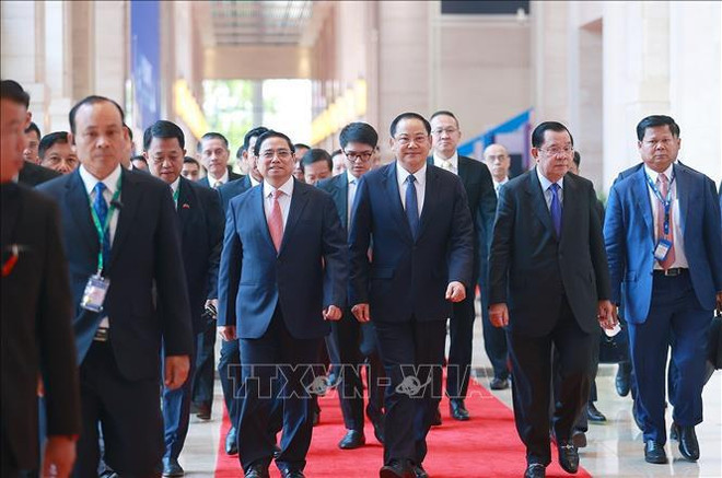 Primer ministro de Vietnam inicia agenda de trabajo en Laos ảnh 1 Primer ministro de Vietnam inicia agenda de trabajo en Laos ảnh 1