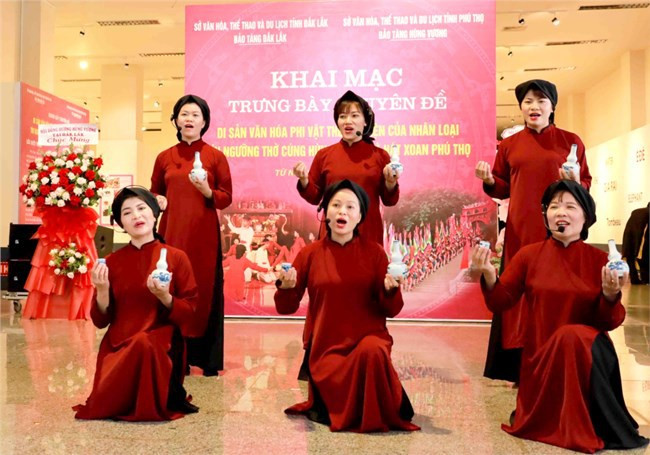 Celebran exposición sobre ritual dedicado a los Reyes Hung y canto Xoan de Phu Tho ảnh 2 Celebran exposición sobre ritual dedicado a los Reyes Hung y canto Xoan de Phu Tho ảnh 2