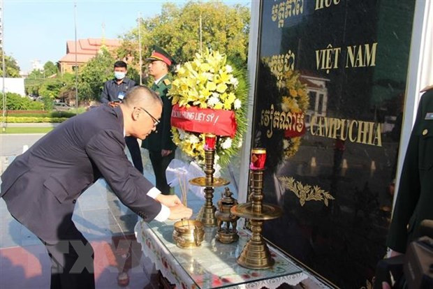 Rinden tributo a soldados vietnamitas caídos en Camboya en ocasión del Día Nacional ảnh 1 Rinden tributo a soldados vietnamitas caídos en Camboya en ocasión del Día Nacional ảnh 1
